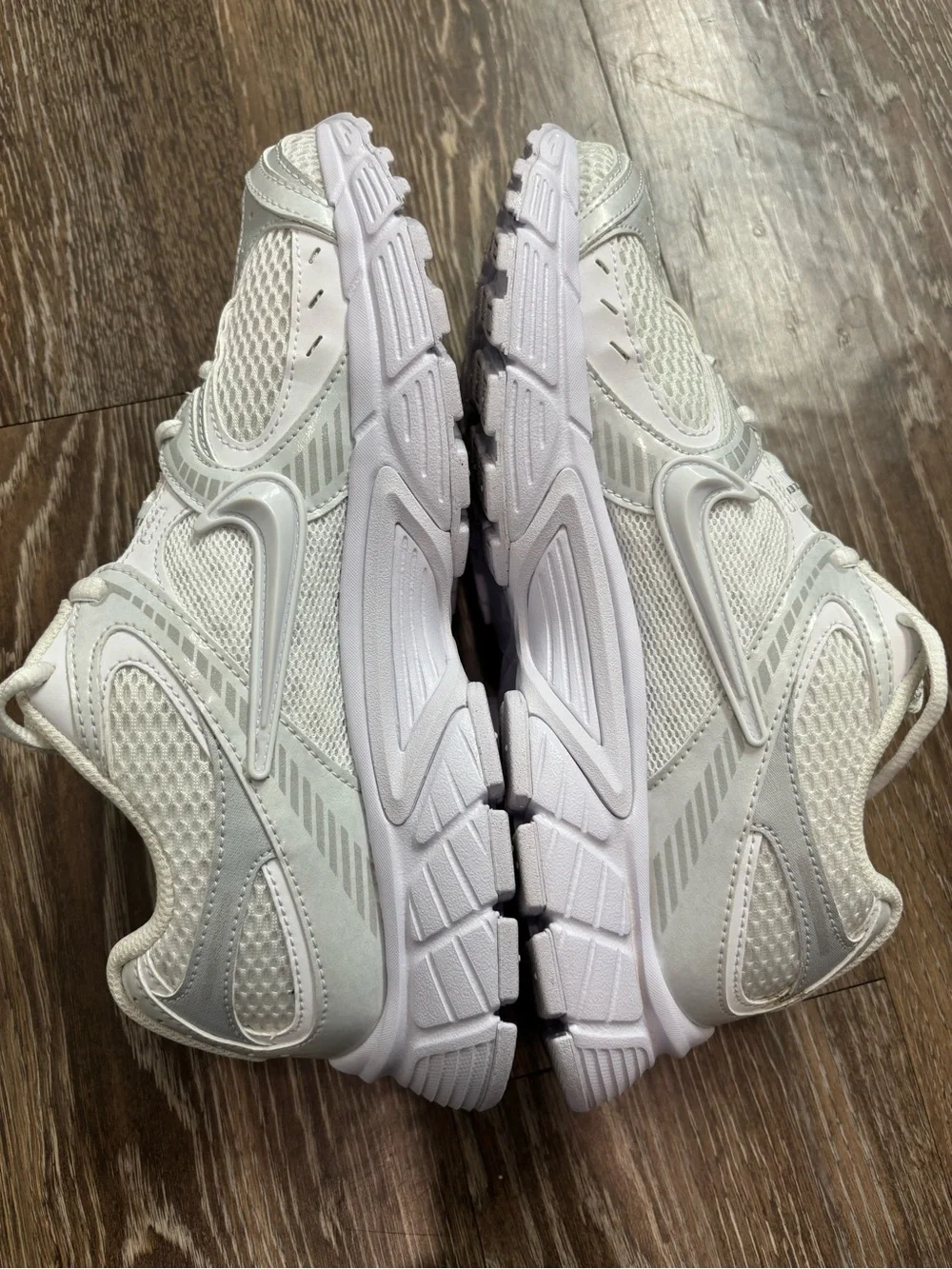 Nike V5 RNR men’s size 7.5 running shoes White/Metallic Silver.